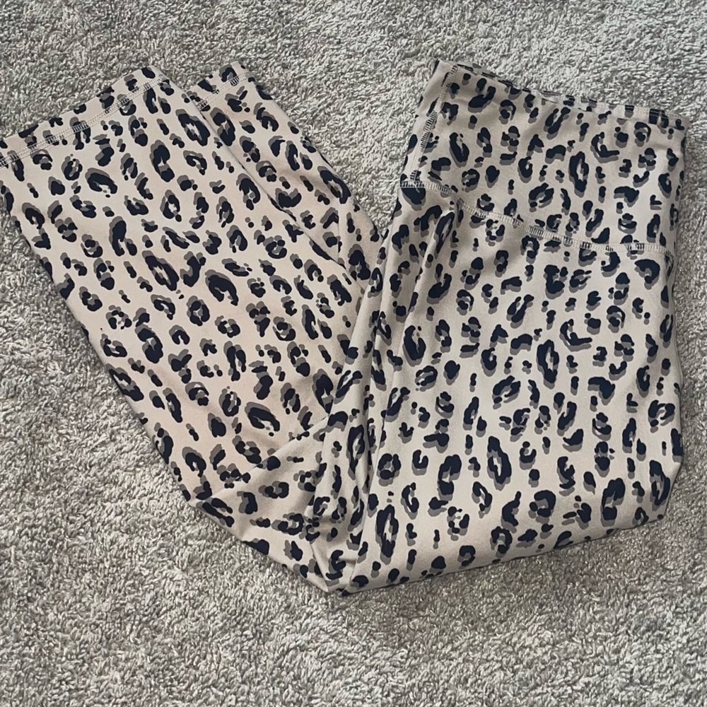Old Navy Active Leopard Print Leggings - Picture 7 of 10